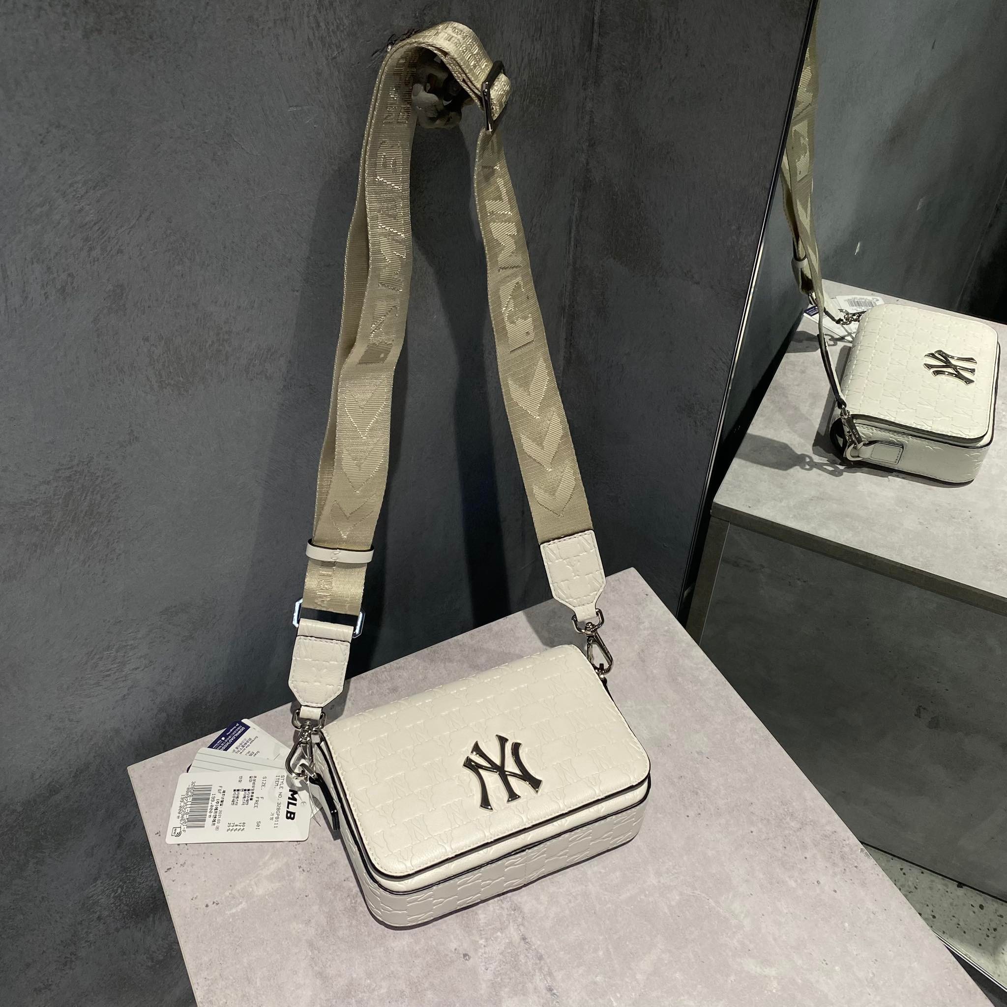 Áo Hoodie MLB Logo Zip Up New York Yankees 3ATRB042650IVS Trắng Caos Store #34 Áo Hoodie MLB Logo Zip Up New York Yankees 3ATRB042650IVS Trắng Caos Store